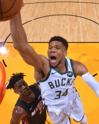  曼联争议红牌引热议，B费染红离场球队惨遭绝杀  