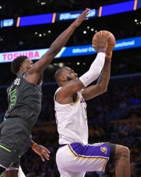  爱德华兹压哨跳投准绝杀森林狼加时力克快船队